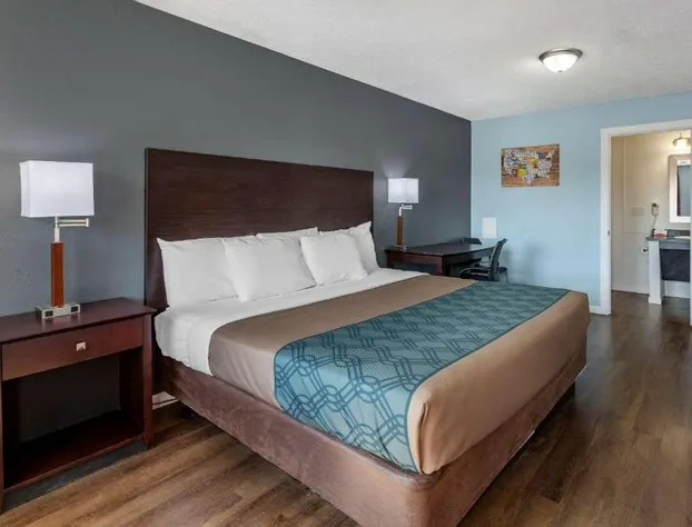 Econo Lodge Inn & Suites Sandusky South hotel detail image 4