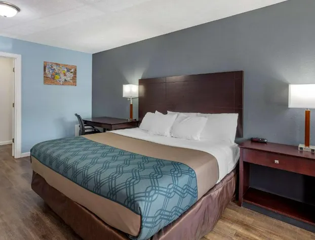 Econo Lodge Inn & Suites Sandusky South hotel detail image 4