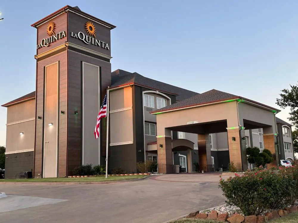 La Quinta Inn & Suites by Wyndham Sulphur Springs hotel hero