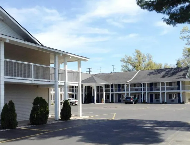 Travelodge by Wyndham Traverse City MI hotel detail image 1