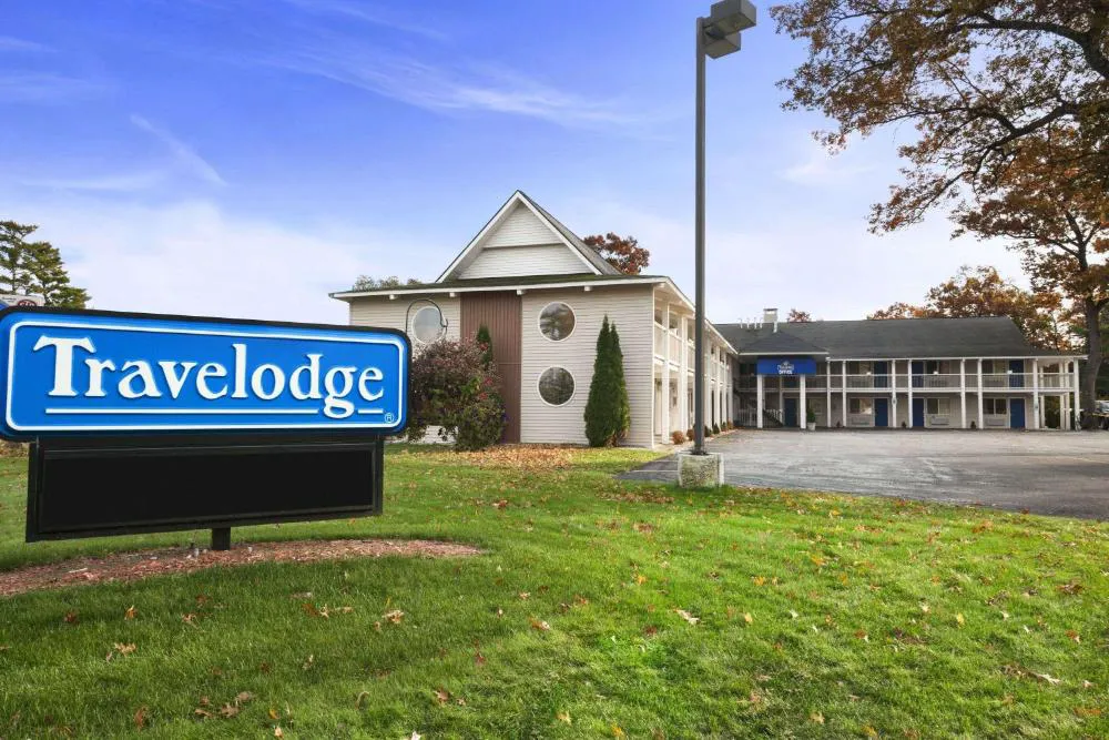 Travelodge by Wyndham Traverse City MI hotel hero