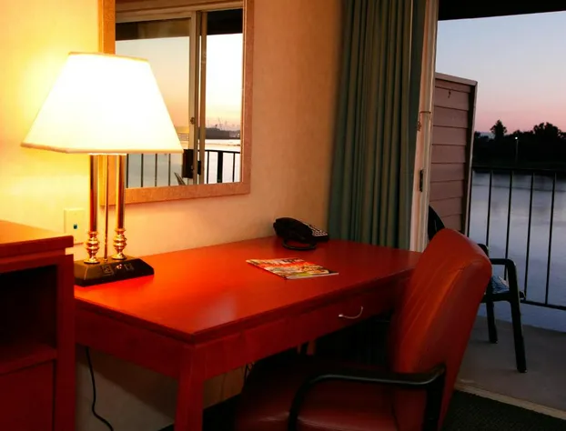 Executive Inn & Suites Embarcadero Cove hotel detail image 1