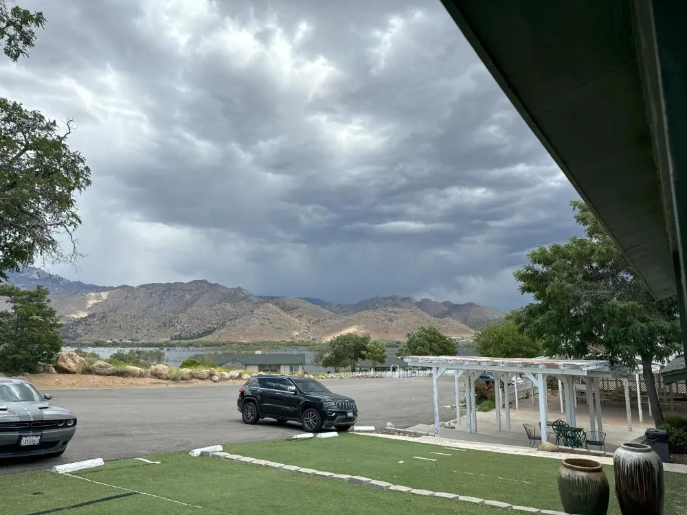 Lakeshore Lodge hotel hero