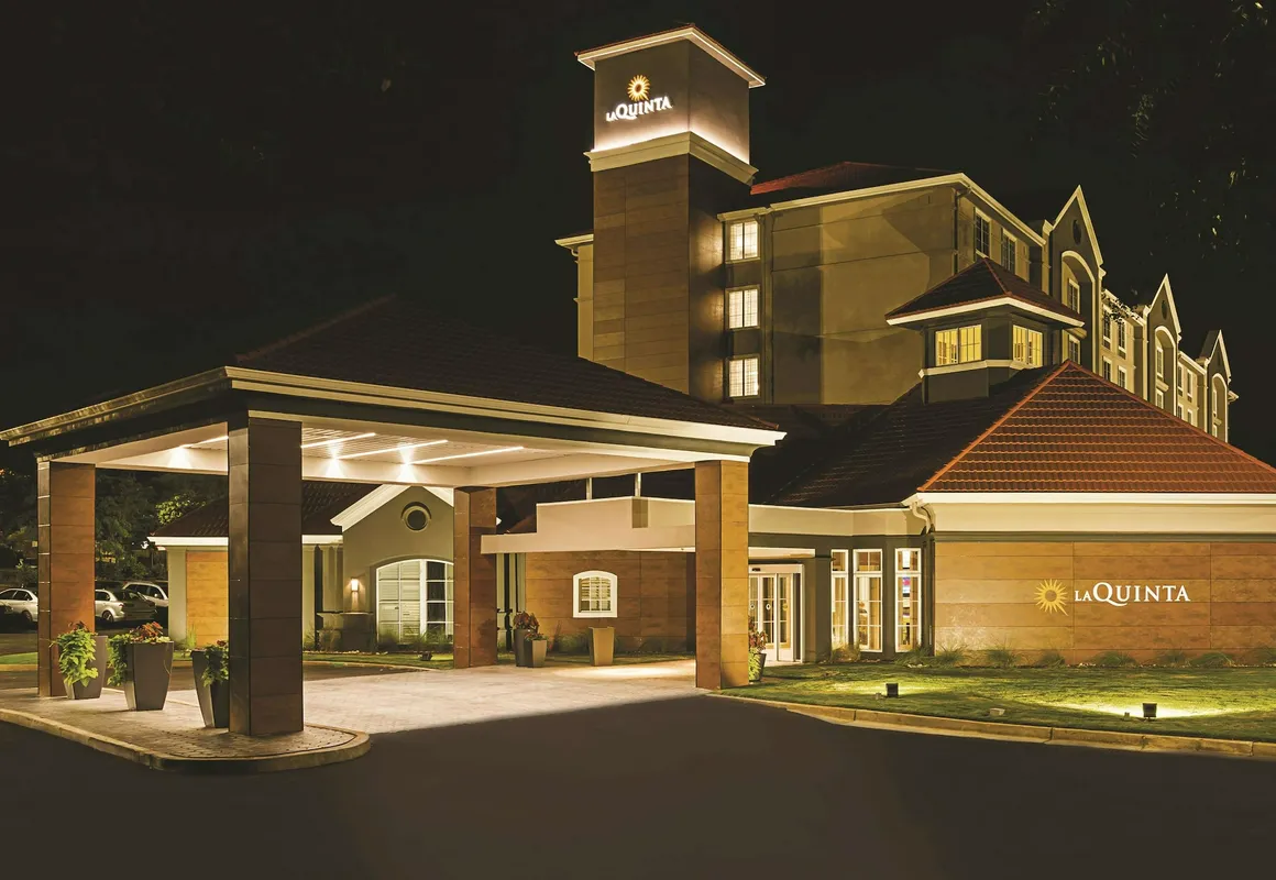 La Quinta Inn & Suites by Wyndham Atlanta Alpharetta hotel hero