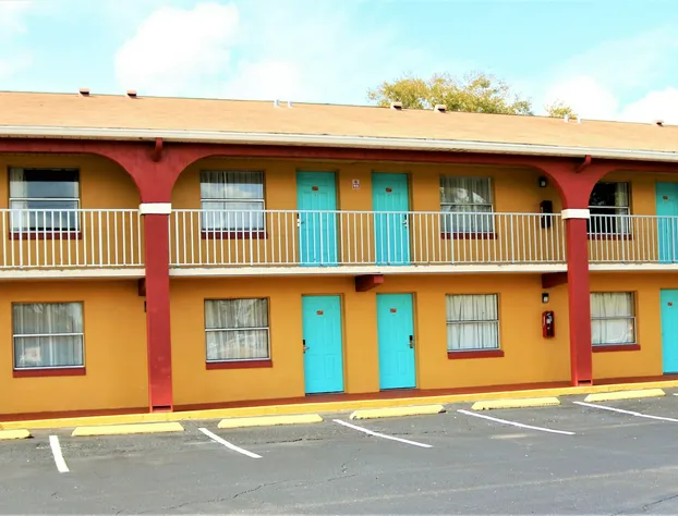 Howard Johnson by Wyndham Lake Front Park Kissimmee hotel detail image 3