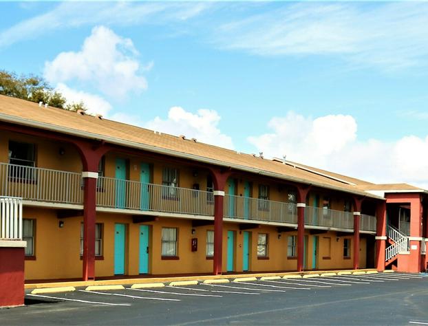 Howard Johnson by Wyndham Lake Front Park Kissimmee hotel detail image 2