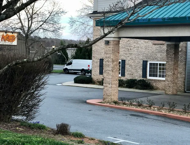 Quality Inn & Suites Hendersonville - Flat Rock hotel detail image 1