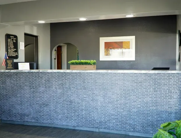 Econo Lodge Inn Suites hotel detail image 4