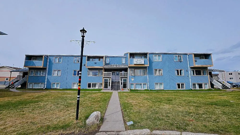 Misty Mountain Inn and Suites hotel hero