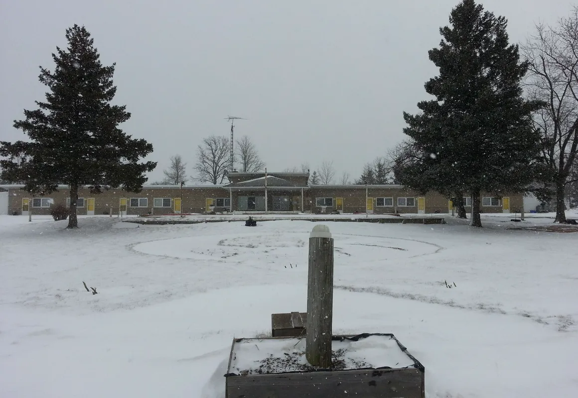 Pleasant Stay Motel hotel hero