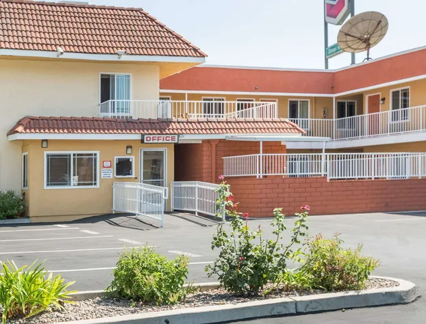 Super 8 by Wyndham Azusa hotel detail image 1