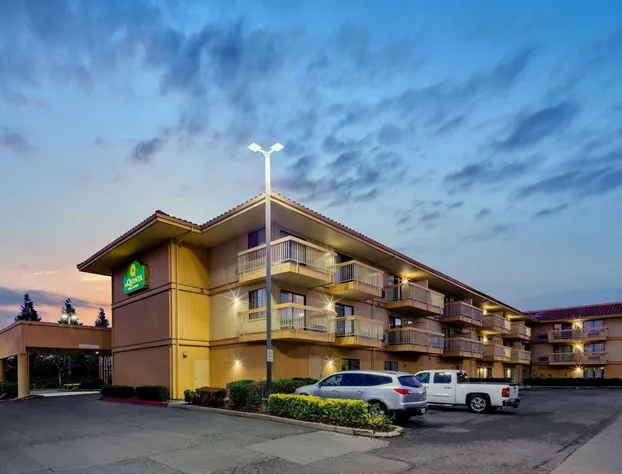 La Quinta Inn & Suites by Wyndham Oakland - Hayward hotel detail image 1