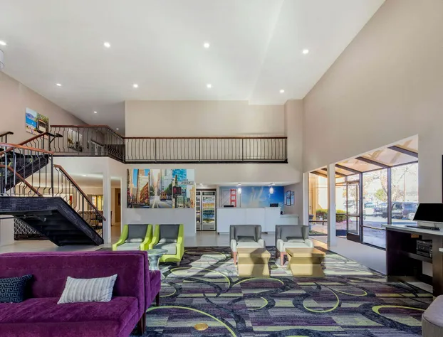 La Quinta Inn & Suites by Wyndham Oakland - Hayward hotel detail image 3