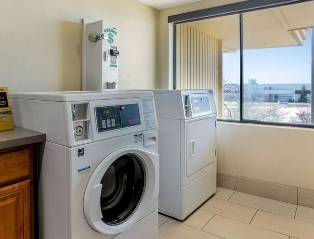 La Quinta Inn & Suites by Wyndham Oakland - Hayward hotel detail image 4