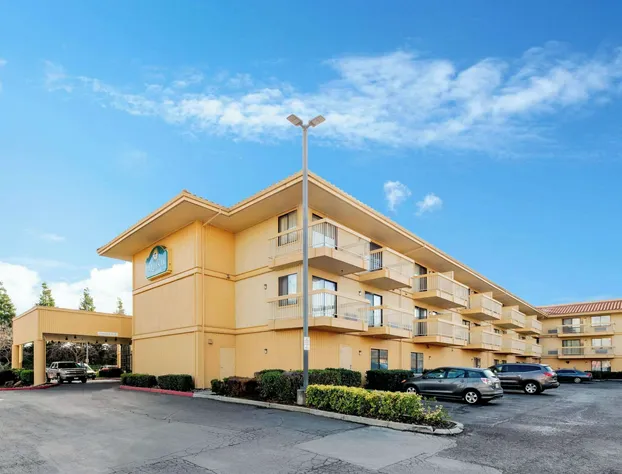 La Quinta Inn & Suites by Wyndham Oakland - Hayward hotel detail image 1