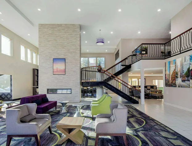 La Quinta Inn & Suites by Wyndham Oakland - Hayward hotel detail image 4