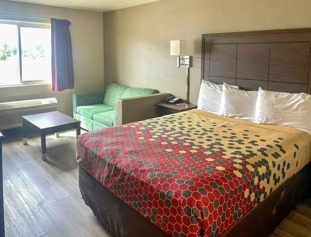 Econo Lodge Inn & Suites hotel detail image 3