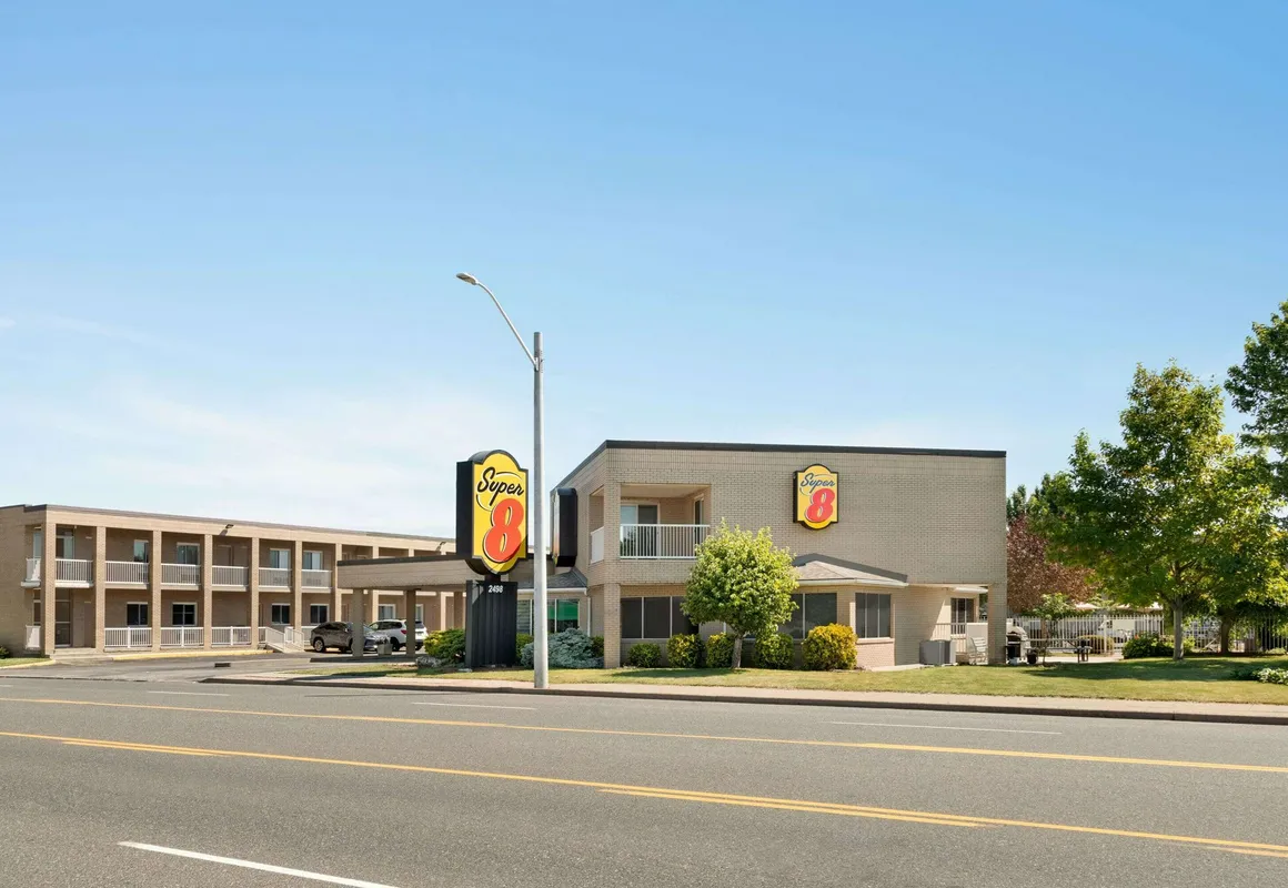 Super 8 by Wyndham Windsor/Dougall hotel hero