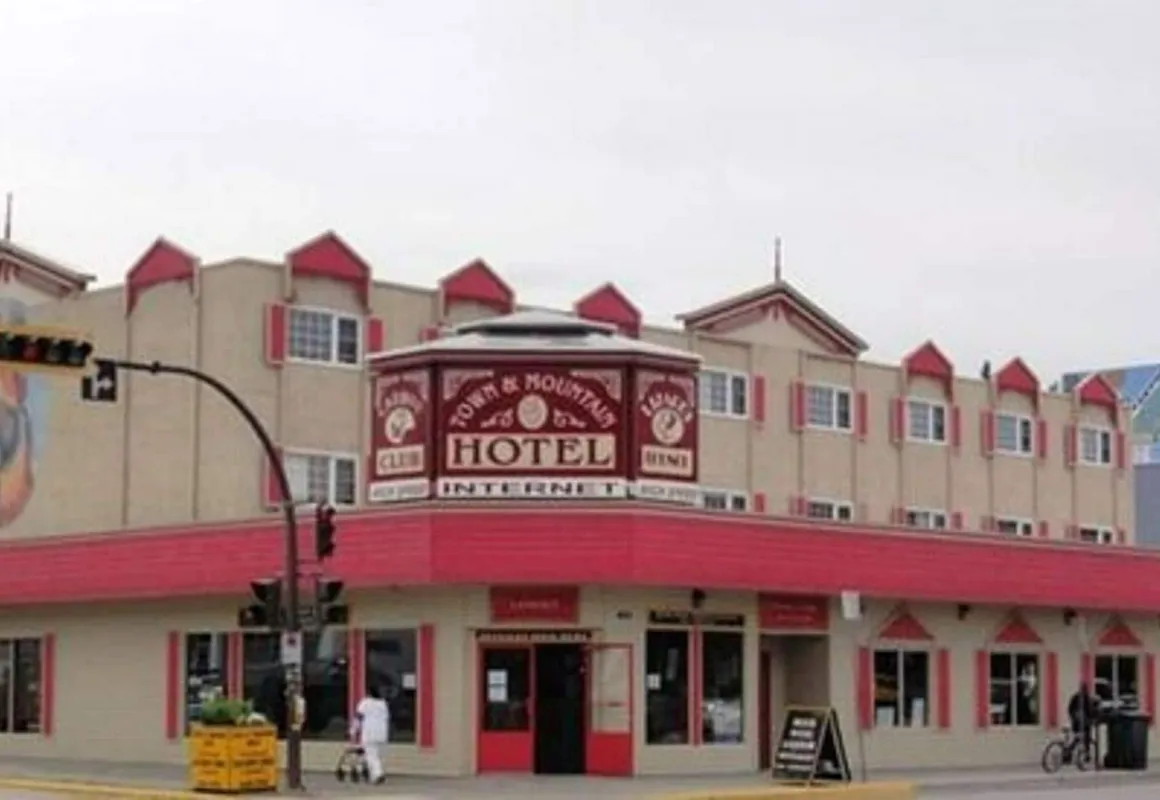 Town and Mountain Hotel hotel hero