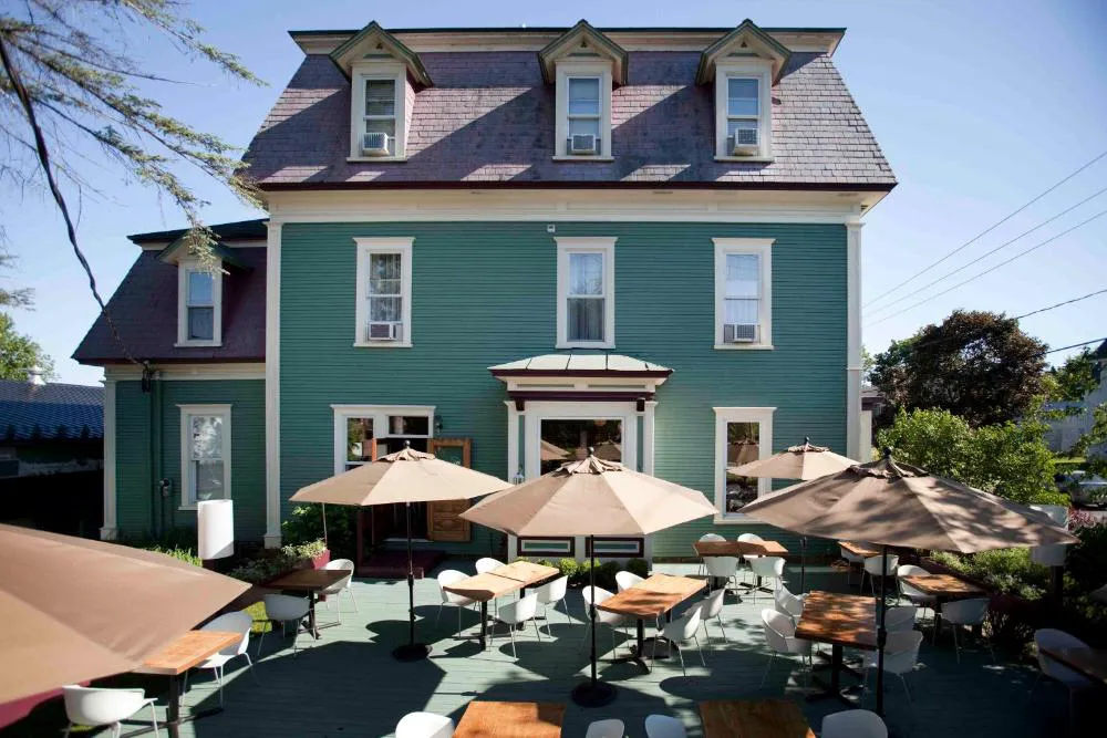 Le Pleasant Hôtel & Café hotel hero