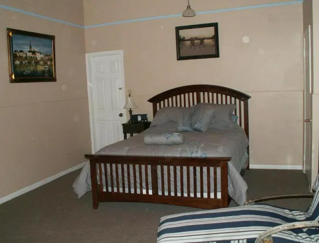 Canalside Restaurant, Inn & Kitchen store hotel detail image 4