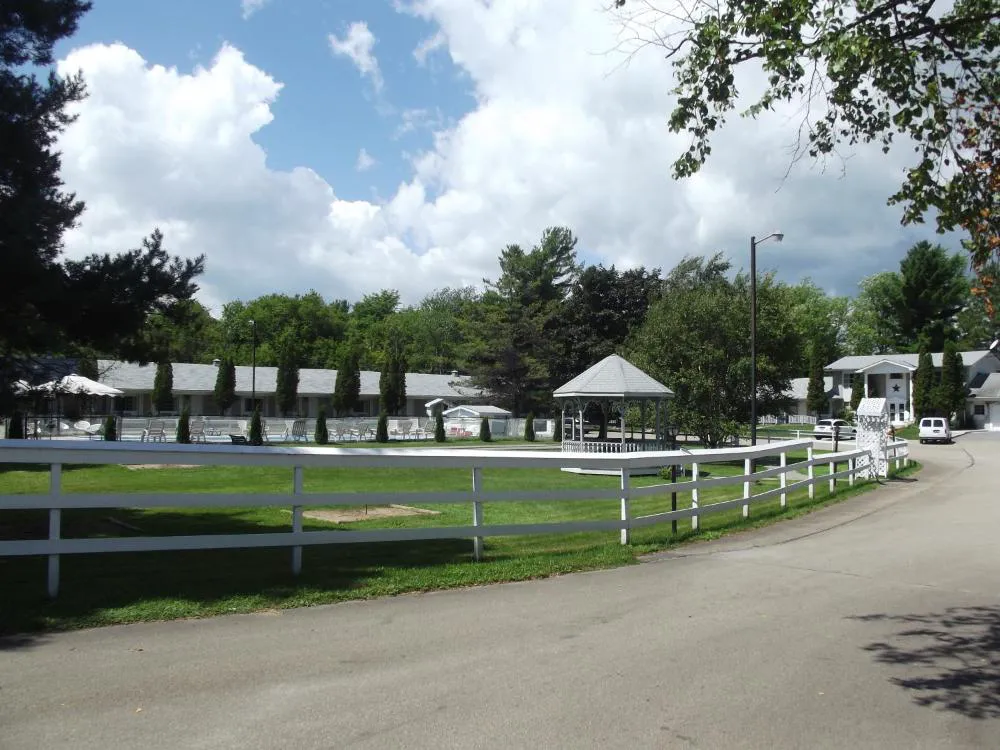 Colonial Resort-1000 Islands hotel hero