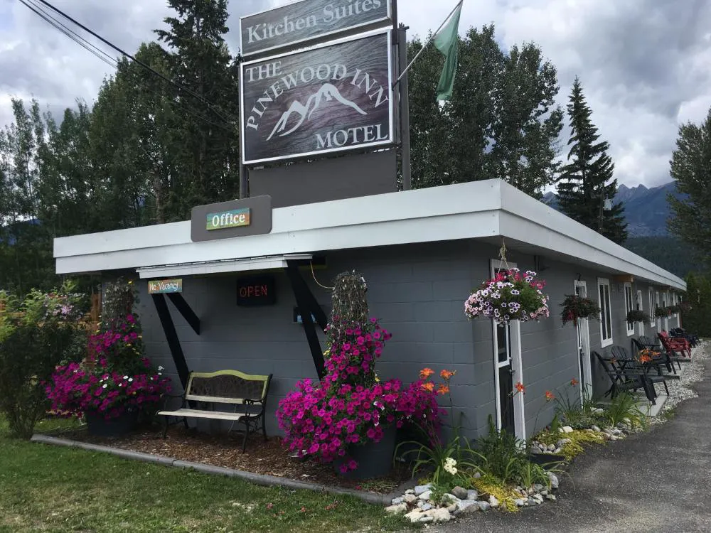 Pinewood Inn hotel hero