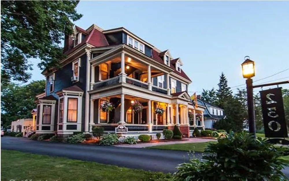 Carriage House Inn hotel hero