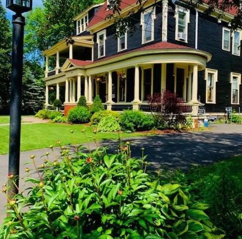 Carriage House Inn hotel detail image 3