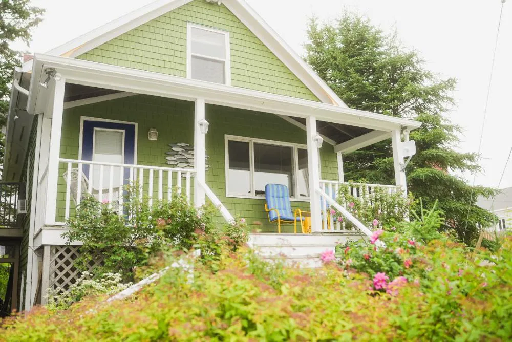 The Water's Edge Inn and Gal hotel hero