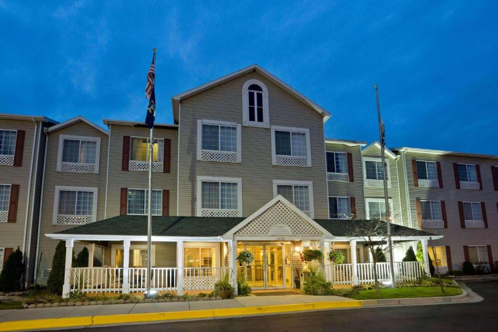 Country Inn & Suites by Radisson, Grand Rapids Airport, MI hotel hero