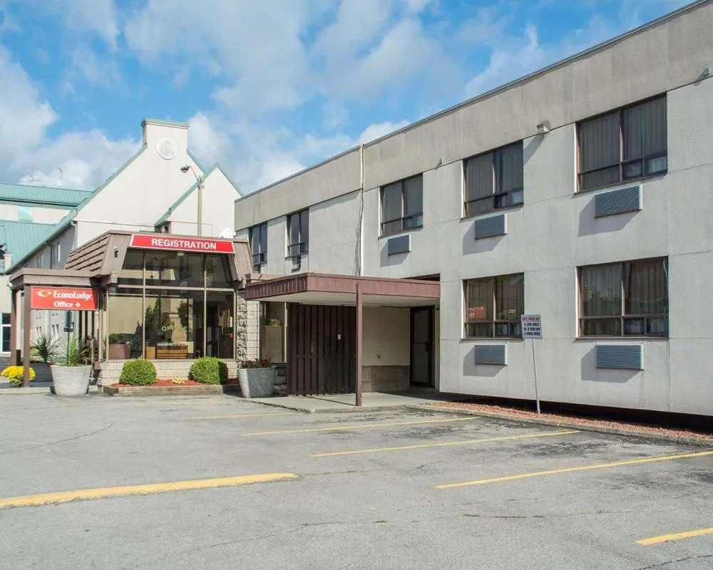 Econo Lodge By The Falls hotel hero