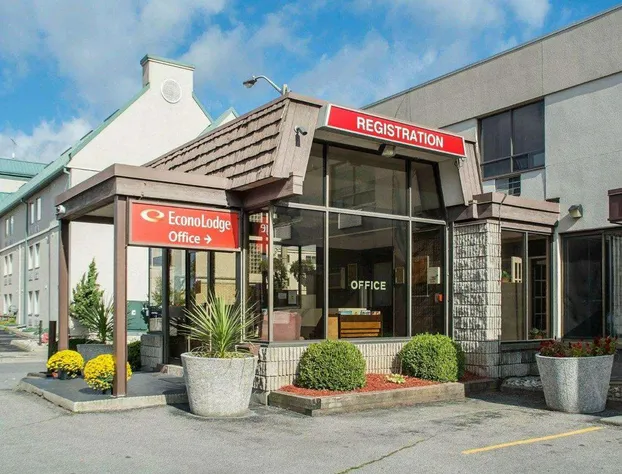 Econo Lodge By The Falls hotel detail image 2