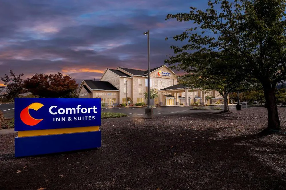 Comfort Inn & Suites Creswell hotel hero