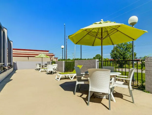 Comfort Inn & Suites Evansville Airport hotel detail image 1