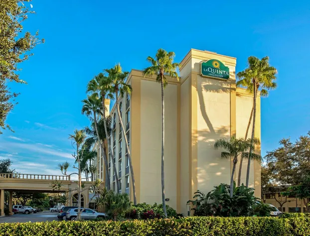La Quinta Inn & Suites by Wyndham West Palm Beach Airport hotel detail image 4