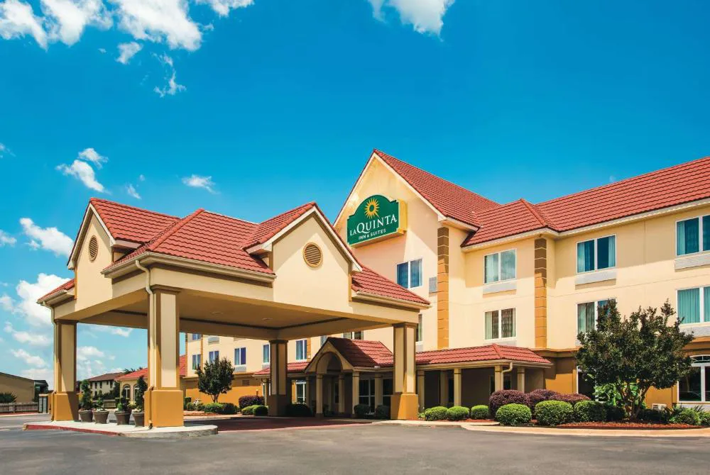 La Quinta Inn & Suites by Wyndham Russellville hotel hero
