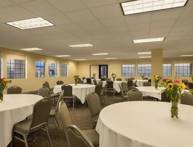 GreenTree Inn & Suites Phoenix Sky Harbor hotel detail image 3