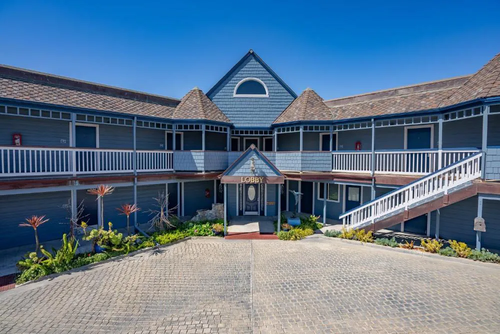 Shoreline Inn...on the beach hotel hero