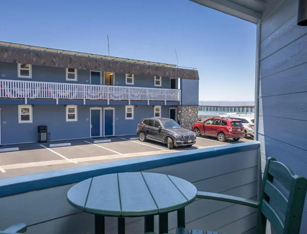 Shoreline Inn...on the beach hotel detail image 1