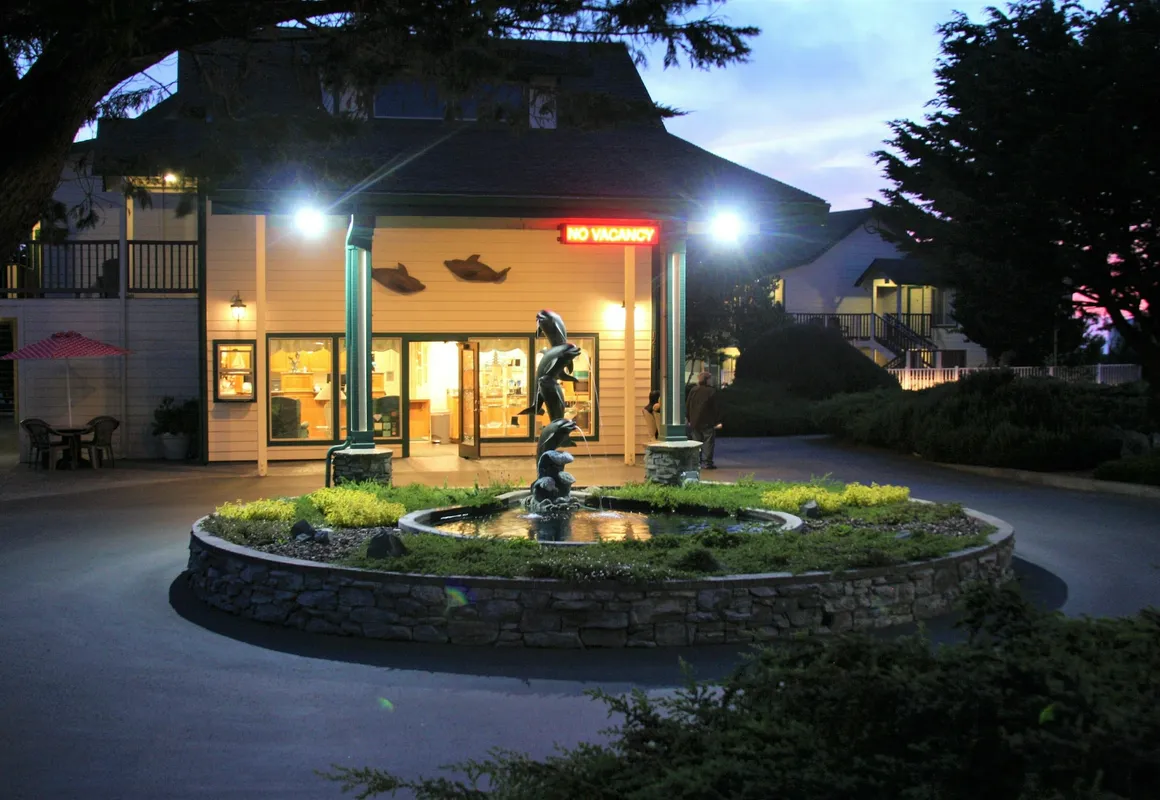 Emerald Dolphin Inn & Mini Golf hotel hero