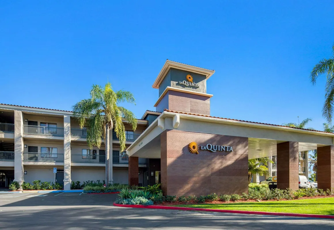 La Quinta Inn & Suites by Wyndham Orange County Airport hotel hero