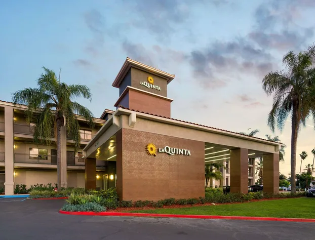 La Quinta Inn & Suites by Wyndham Orange County Airport hotel detail image 1
