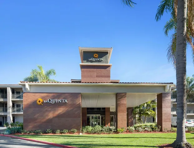 La Quinta Inn & Suites by Wyndham Orange County Airport hotel detail image 2