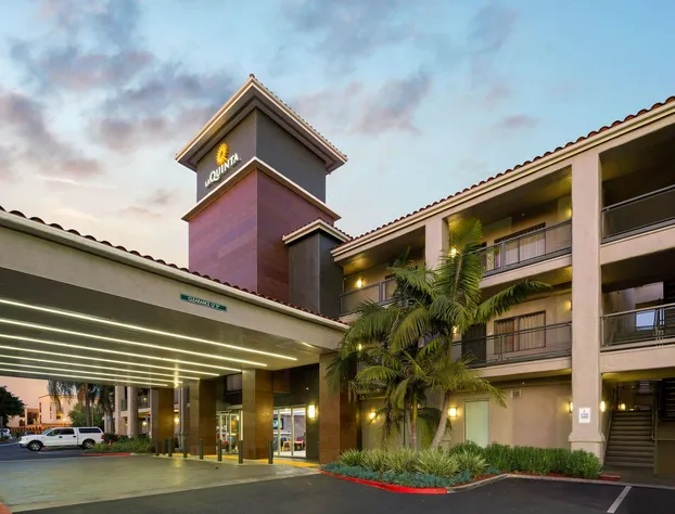 La Quinta Inn & Suites by Wyndham Orange County Airport hotel detail image 3
