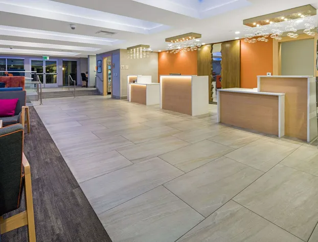 La Quinta Inn & Suites by Wyndham Orange County Airport hotel detail image 4