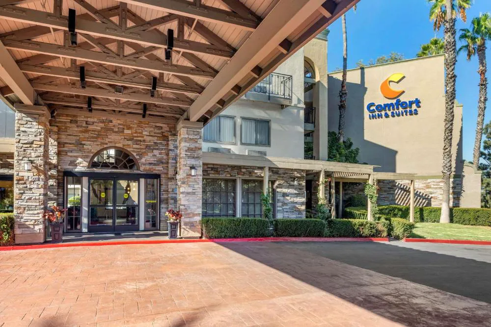 Comfort Inn & Suites Orange County John Wayne Airport hotel hero
