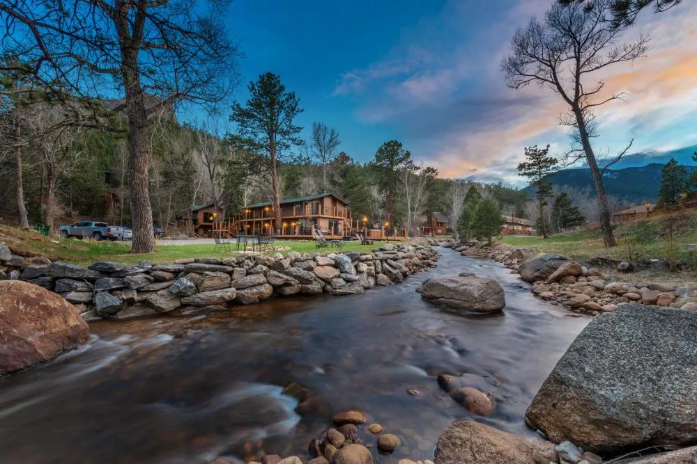 4 Seasons Inn on Fall River hotel hero