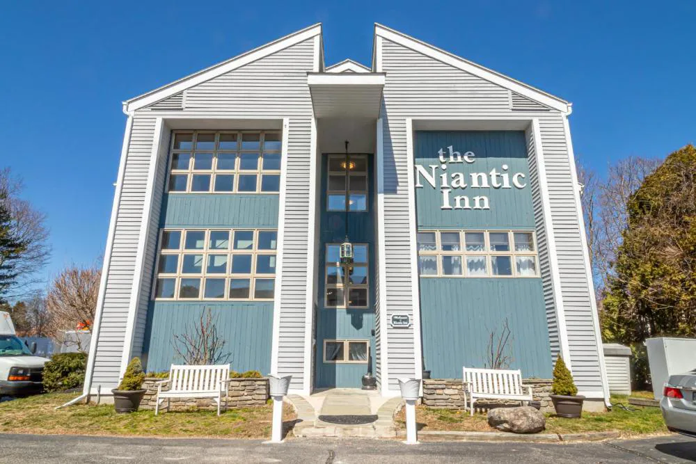 The Niantic Inn hotel hero