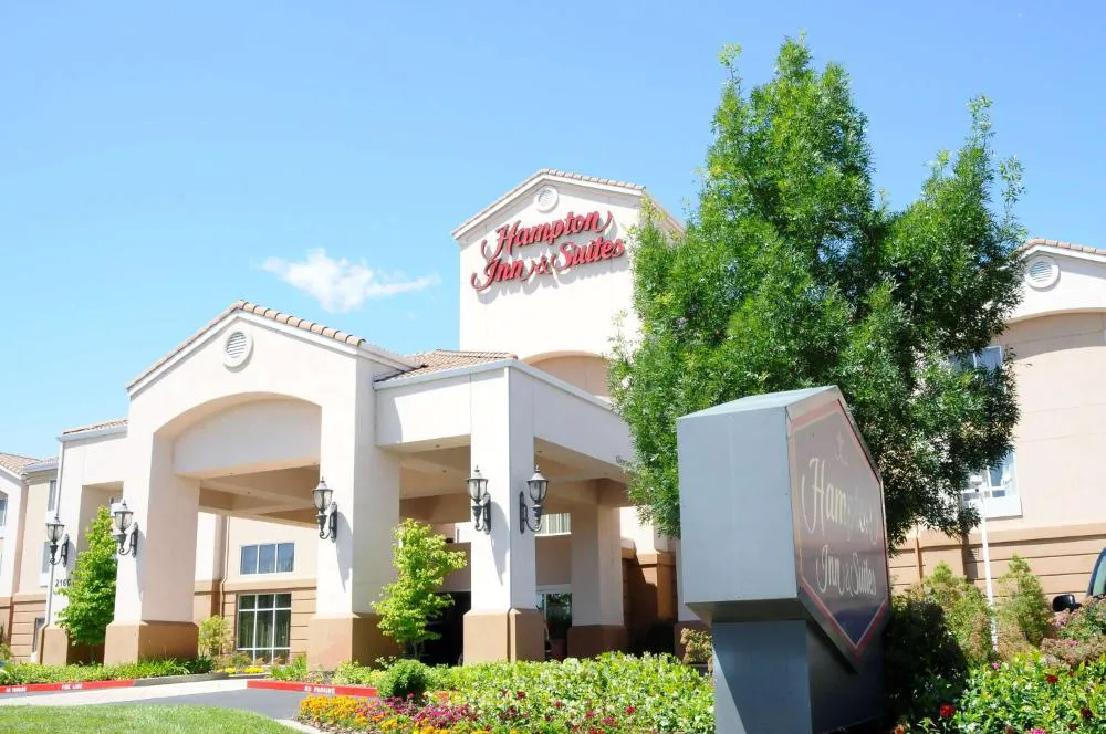 Hampton Inn & Suites Redding hotel hero